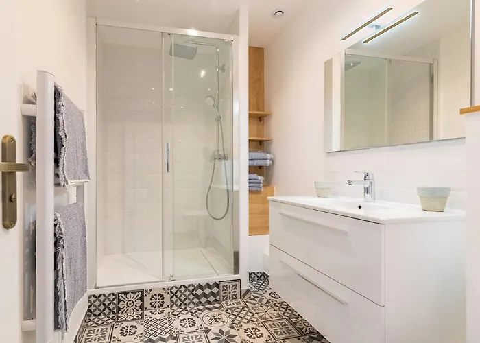 Cote Cour - Centre Ville- Calme - Charme - 4 Voyageurs Apartment *