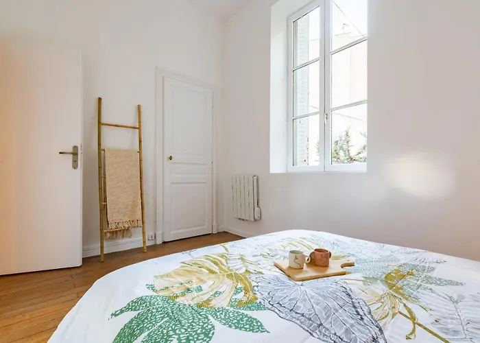 Cote Cour - Centre Ville- Calme - Charme - 4 Voyageurs Apartment Dijon